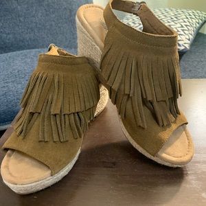 Minnetonka Women's Ashley Wedge Sandal, Dusty Brown Sz 9